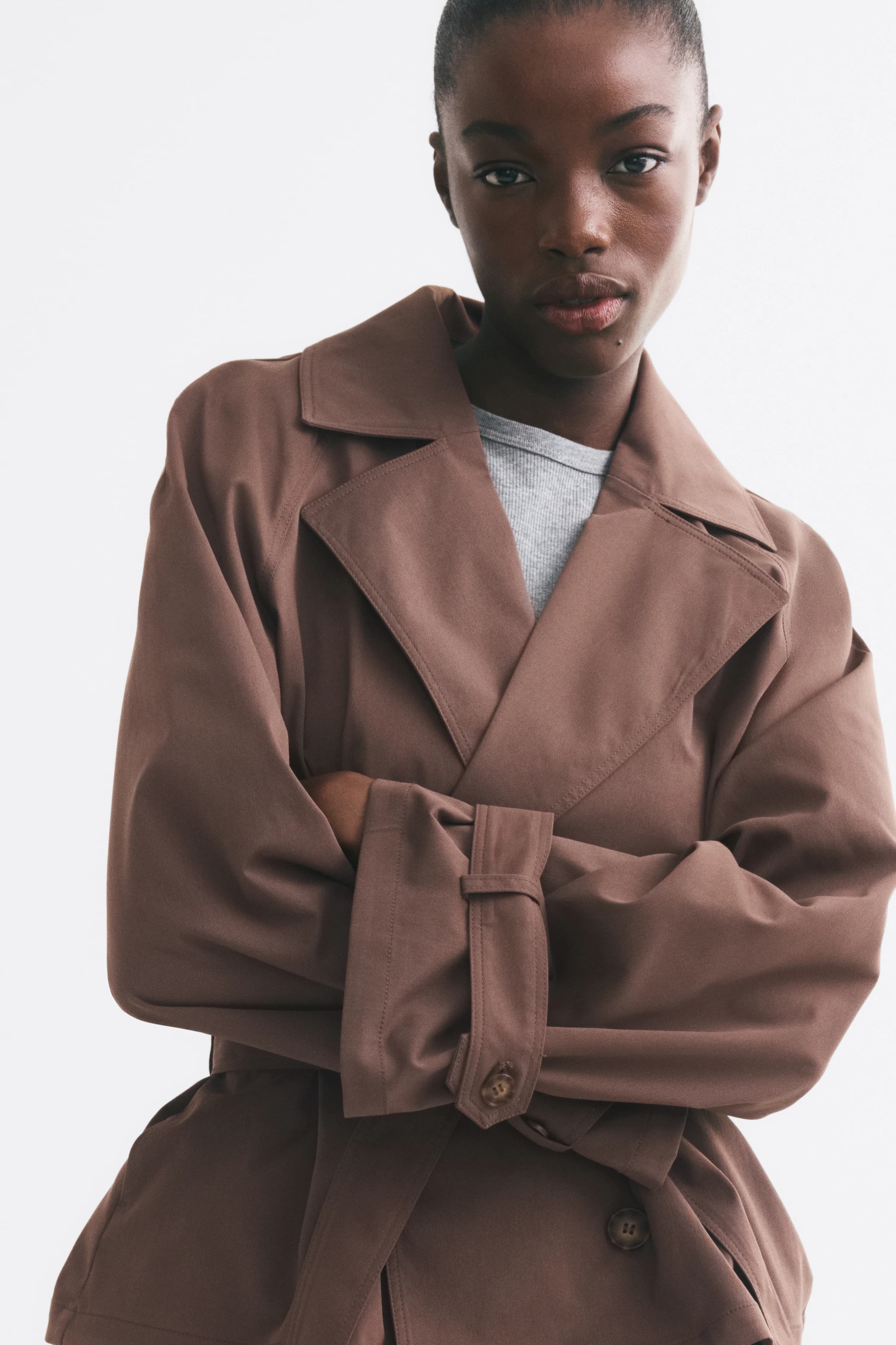 Korte trenchcoat met strikceintuur