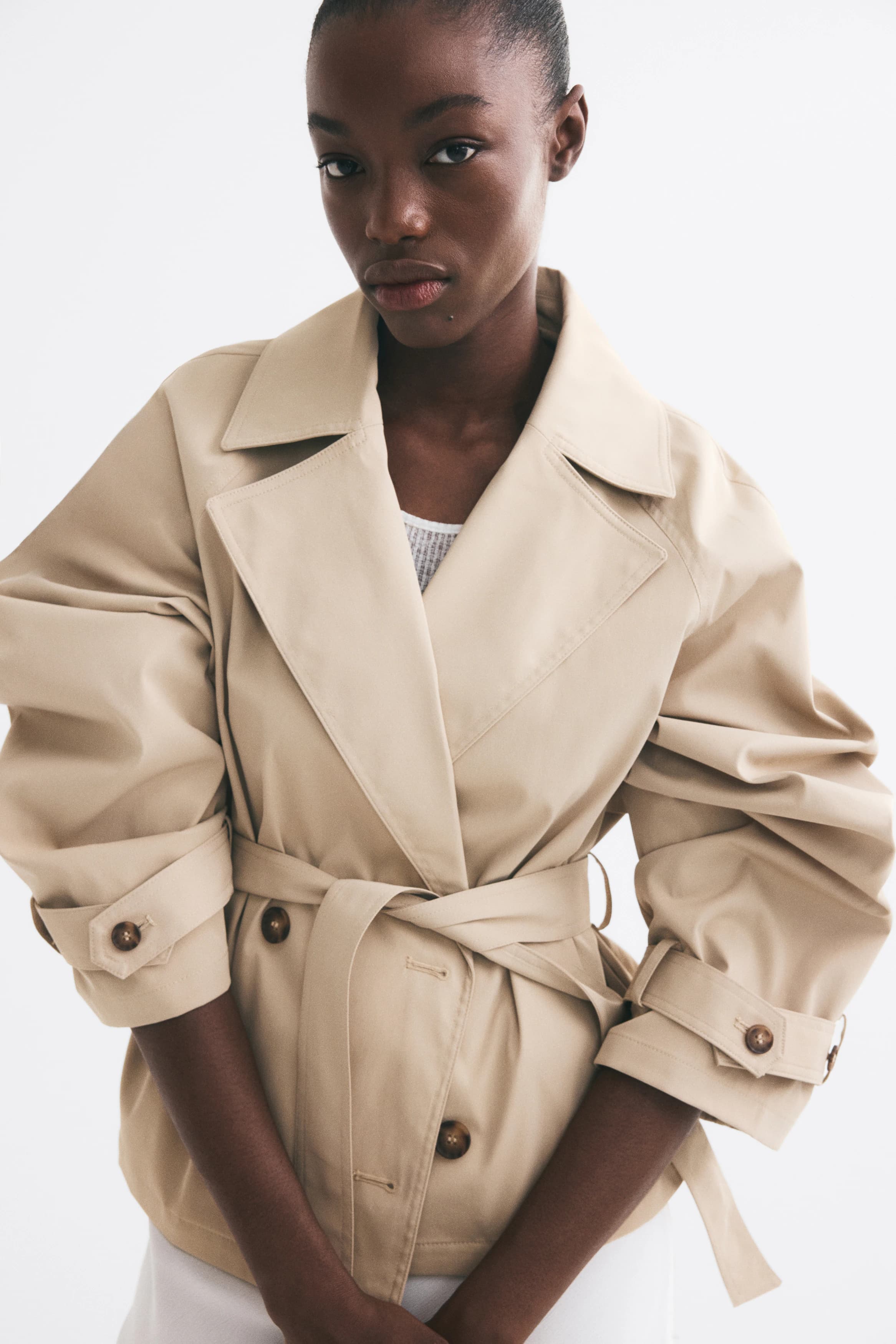 Korte trenchcoat met strikceintuur