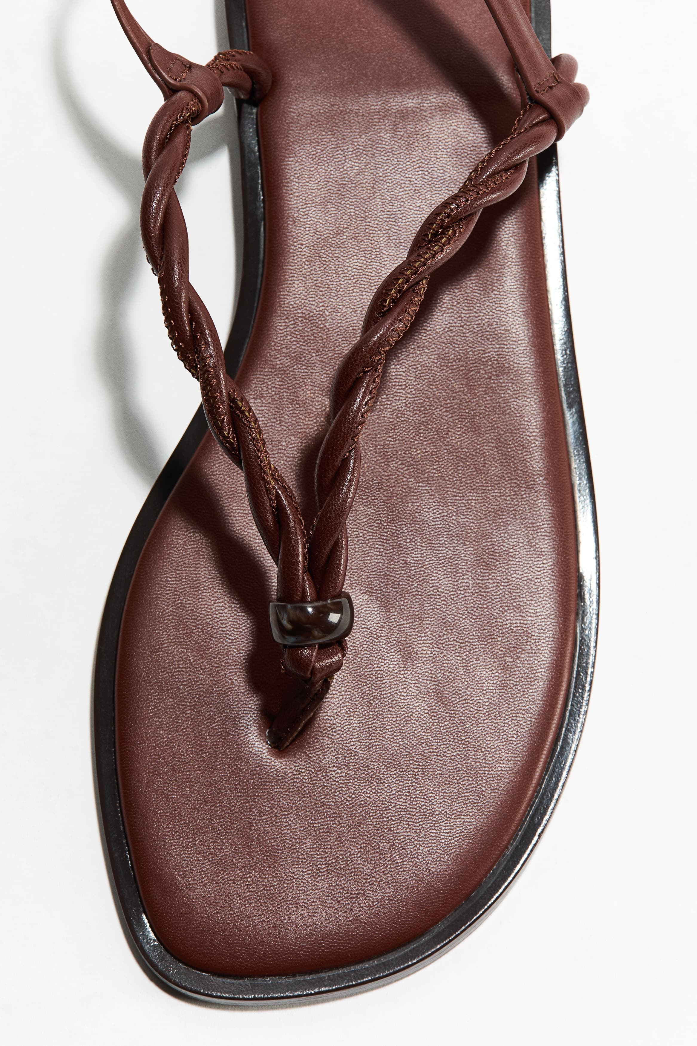 Sandalen met in elkaar gedraaide bandjes