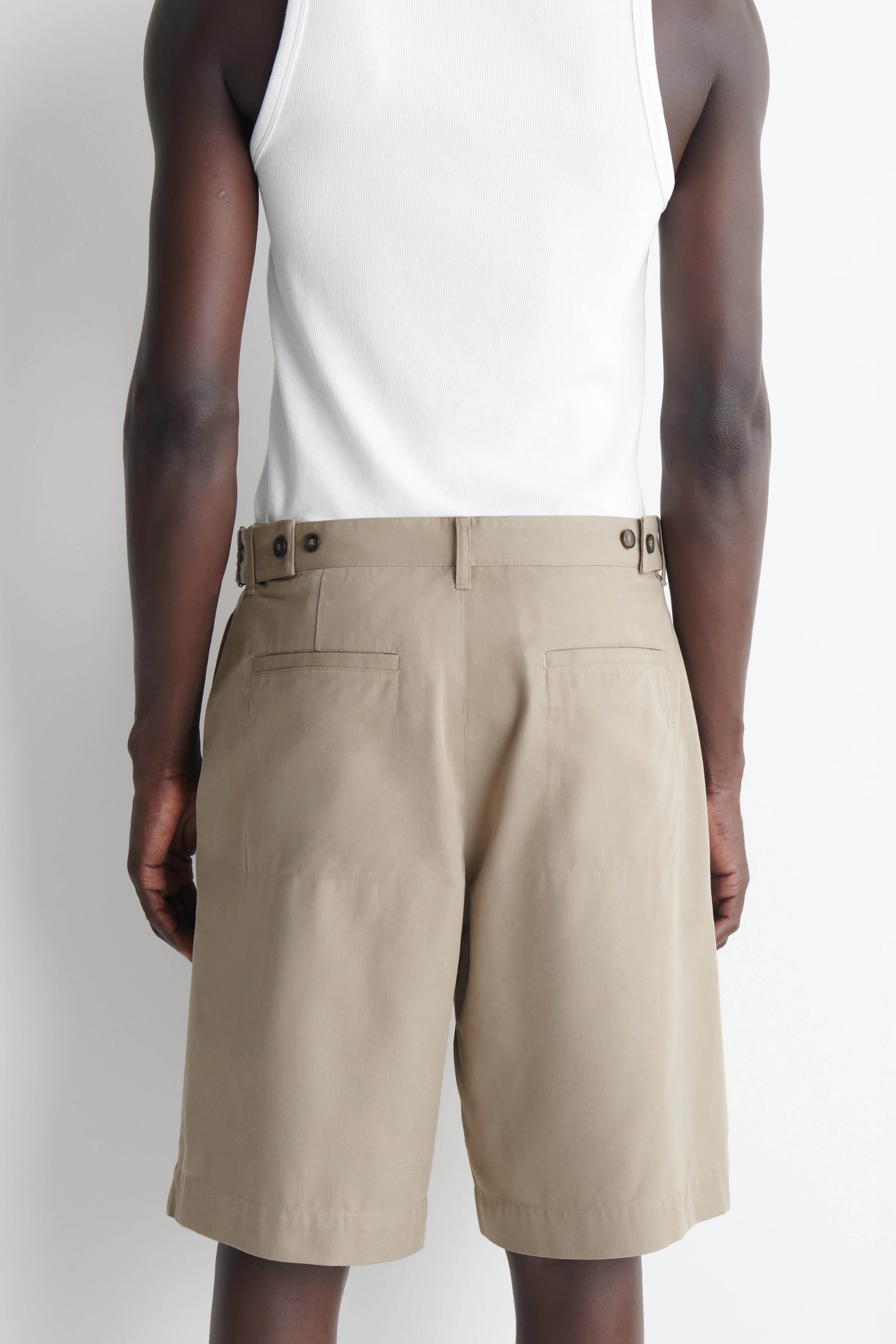 Getailleerde katoenen chino-shorts met riemdetail