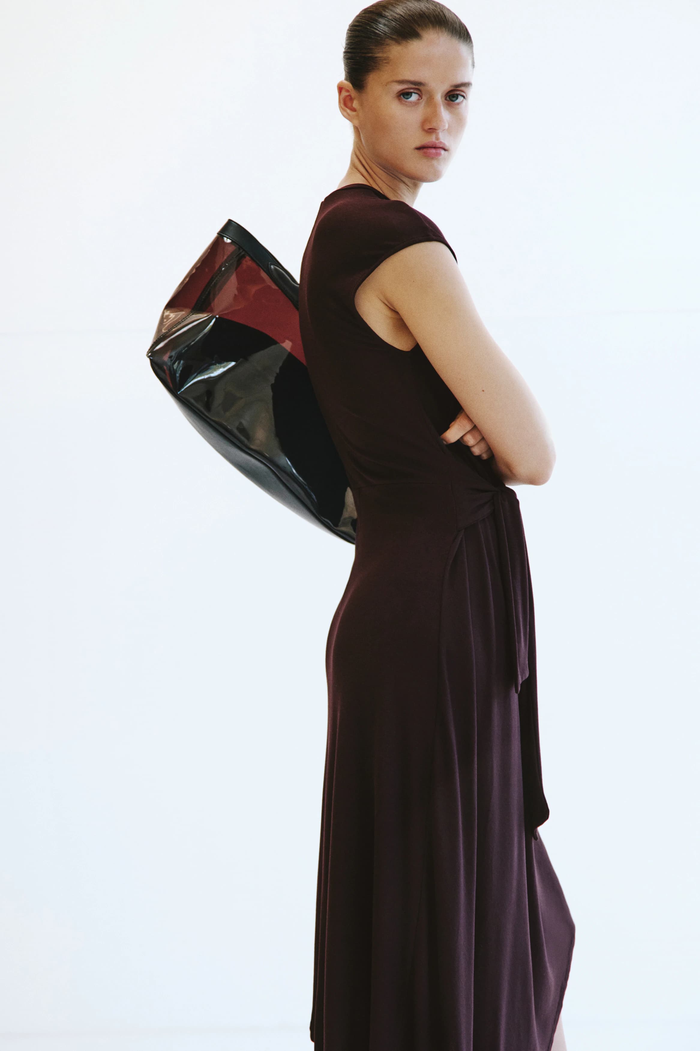 Asymmetrische jurk met strikdetail